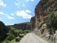 Die alte Strasse führt malerisch durch die Schlucht