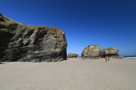 Kathedralenstrand (Praia das Catedrais) mit vielen schönen Felsformationen und noch viel mehr Touristen