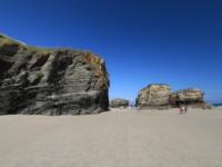 Kathedralenstrand (Praia das Catedrais) mit vielen schönen Felsformationen und noch viel mehr Touristen