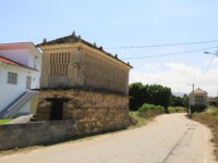 Überall sieht man die galicischen Getreidespeicher auf althergebrachte Art; manchmal alt, manchmal renoviert