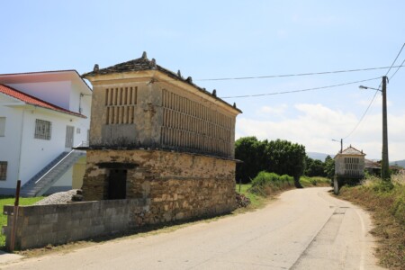 Überall sieht man die galicischen Getreidespeicher auf althergebrachte Art; manchmal alt, manchmal renoviert