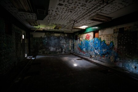 Eine stillgelegte Militärbaracke aus den 30ern bietet schon fast ein Kunstmuseum