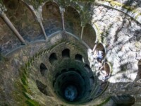 Der 'umgekehrte Turm' im Park der Quinta da Regaleira, Sintra