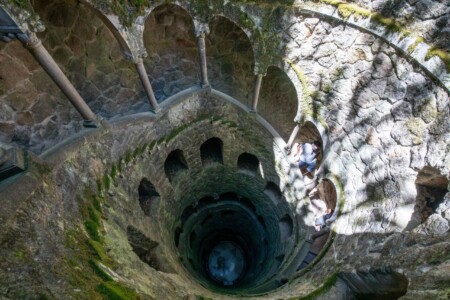 Der 'umgekehrte Turm' im Park der Quinta da Regaleira, Sintra