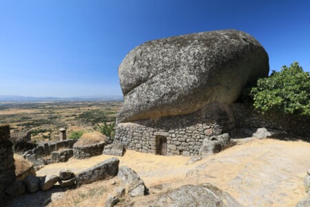 Die Häuser in Monsanto sind teilweise zwischen/unter die riesigen Granitblöcke gebaut