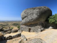 Die Häuser in Monsanto sind teilweise zwischen/unter die riesigen Granitblöcke gebaut
