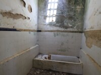 Hier lässt es sich doch gut relaxen im radioaktiven Wasser...