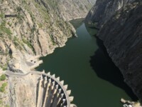 Staudamm im oberen Douro; gleichzeitig bildet der Douro hier die Grenze zwischen Portugal und Spanien