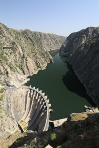 Staudamm im oberen Douro; gleichzeitig bildet der Douro hier die Grenze zwischen Portugal und Spanien