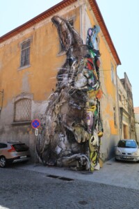 Kunst aus Schrottteilen in Porto