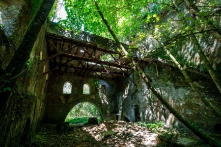 Ruinen einer ehemaligen Schmelze im Parque das Minas do Braçal