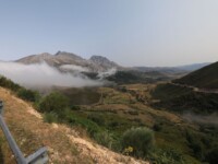 Am Rande des Naturparkes Las Ubiñas-La Mesa spielen die Wolken mit uns; 30 Sekunden zuvor war hier nur grau