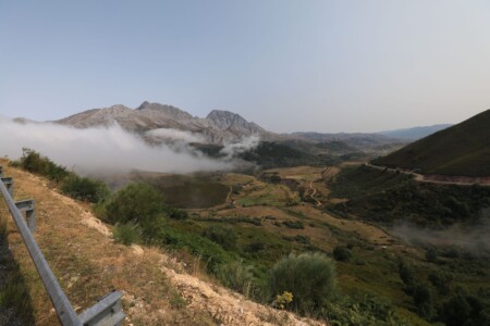 Am Rande des Naturparkes Las Ubiñas-La Mesa spielen die Wolken mit uns; 30 Sekunden zuvor war hier nur grau