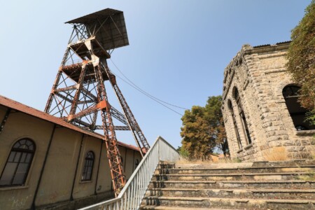 Schachtaufzug über dem Pozo Herrera N°1 in Sotillos de Sabero vom alten Kohlebergwerk
