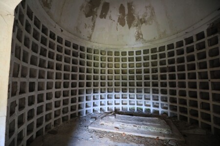 Pirámide de los italianos. Hier wurden die Überreste der 372 gefallenen Soldaten bis 1975 aufbewahrt.