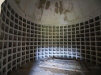 Pirámide de los italianos. Hier wurden die Überreste der 372 gefallenen Soldaten bis 1975 aufbewahrt.