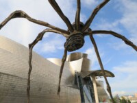 Die Spinnenskulptur 'Mama' beim Guggenheim-Museum