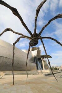 Die Spinnenskulptur 'Mama' beim Guggenheim-Museum