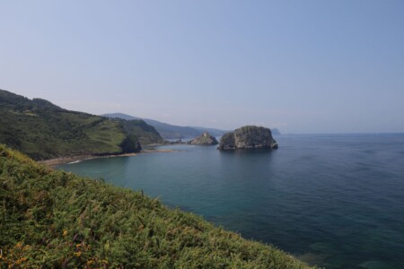 Ausblick vom Kap Matxitxako zur bekannten (und überlaufenen) Einsiedler-Insel San Juan de Gaztelugatxeko