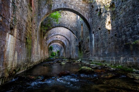 Wasserkanal der ehemaligen Munitionsfabrik Real Fábrica de Armas de Orbaizeta