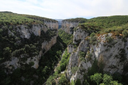 Aussicht über die Schlucht 'Foz de Arbayún' wo viele Geier beheimatet sind