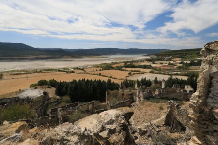 Verlassenes Dorf Escó am nun schon viel leereren Yesa-Stausee
