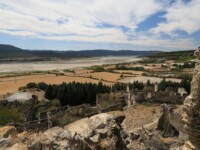 Verlassenes Dorf Escó am nun schon viel leereren Yesa-Stausee