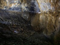 Die riesige Halle in der Grotte de La Verna. Man beachte die gelben und orangen 'Punkte', die mannsgrosse Puppen sind.