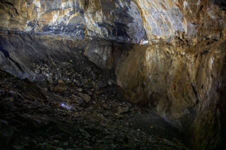 Die riesige Halle in der Grotte de La Verna. Man beachte die gelben und orangen 'Punkte', die mannsgrosse Puppen sind.