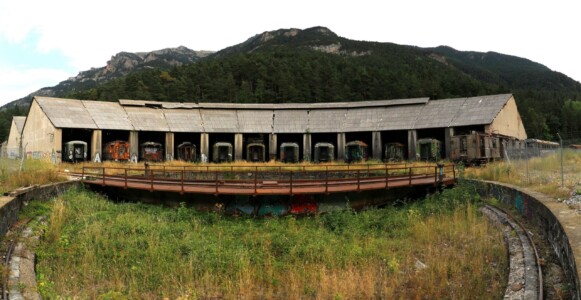 Verlassenes Zugsdepot bei Canfranc-Estación