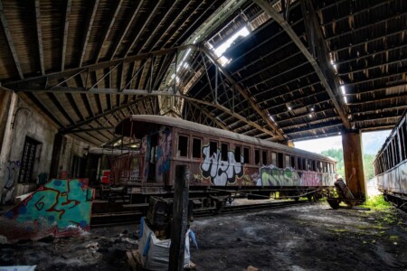 Einer der verlassenen Bahnwaggons, früher ein Schlafwagen.