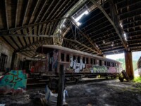 Einer der verlassenen Bahnwaggons, früher ein Schlafwagen.