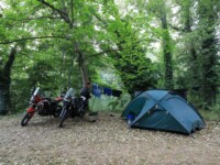 Zeltplatz am Aveyron in der Region Occitanie in Frankreich