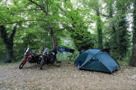 Zeltplatz am Aveyron in der Region Occitanie in Frankreich