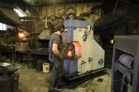 Herstellung von Damaststahl in einer Messerschmiede in Laguiole