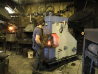 Herstellung von Damaststahl in einer Messerschmiede in Laguiole