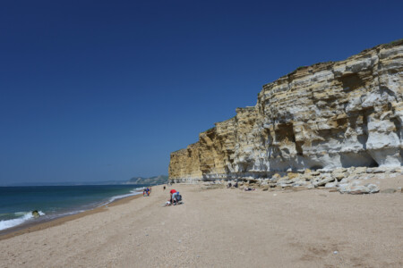 Hive Beach mit seinen schönen Steinformationen die von Wind und Wasser geschaffen wurden