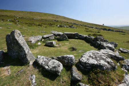 Bronzezeitliche Siedlung Grimspound im Dartmoor mit mehreren gut sichtbaren Rundhäusern und einer ehemals riesigen Mauer um das Dort
