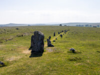 Zwei lange Steinreihen (Merrivale Standing Stones) im Dartmoor