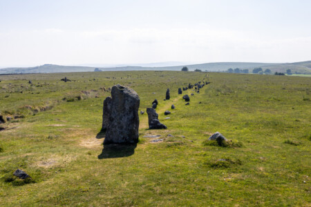 Zwei lange Steinreihen (Merrivale Standing Stones) im Dartmoor