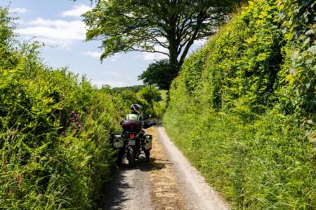 Eine ganz normale Nebenstrasse in Südengland. Diese Strassen wurden vom GPS bevorzugt ausgespuckt im 'kurvenreichen Modus'