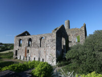 Alte Maschinenhäuser zieren überall die Landschaft in Cornwall. Der Schacht daneben war mehrere hundert Meter tief und musste stets ausgepumpt werden