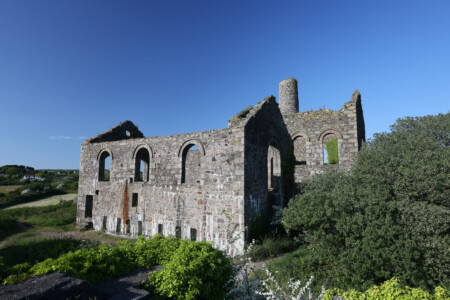 Alte Maschinenhäuser zieren überall die Landschaft in Cornwall. Der Schacht daneben war mehrere hundert Meter tief und musste stets ausgepumpt werden