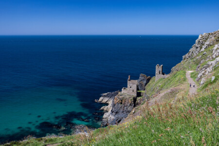 Küstenlandschaft an der Botallack Mine. Die Gebäude beherbergten einst Maschinen für Pumpen und Förderschächte. Das Stollensystem reichte bis weit unter das Meer