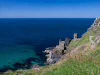Küstenlandschaft an der Botallack Mine. Die Gebäude beherbergten einst Maschinen für Pumpen und Förderschächte. Das Stollensystem reichte bis weit unter das Meer