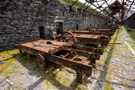 Sägetische in der Dinorwic Quarry, Llanberis