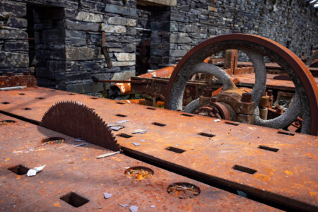 Sägetische in der Dinorwic Quarry, Llanberis