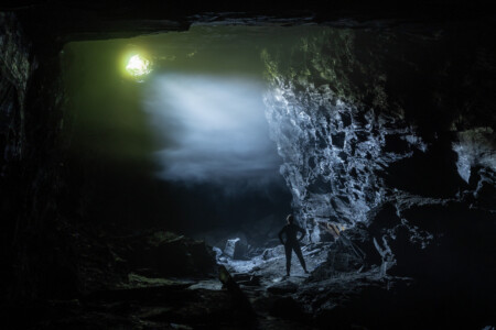 Nebelstimmung in der Cambrian Slate Mine. Durch ein kleines Loch scheint die Sonne in den düsteren Stollen. Die feuchtwarme Aussenluft kondensiert in der Kälte zu Nebel
