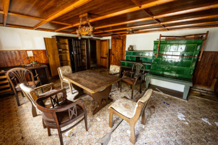 Die Stube eines verlassenen Bauernhauses im Schwarzwald