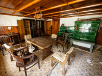 Die Stube eines verlassenen Bauernhauses im Schwarzwald